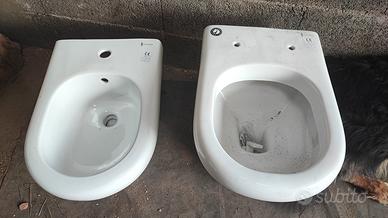 Bidet a sospensione e vaso wc a pavimento 