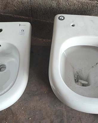 Bidet a sospensione e vaso wc a pavimento 