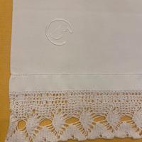 Coppia di antiche federe ricamate