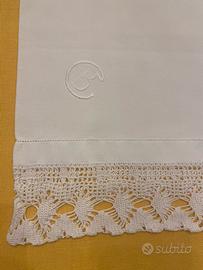 Coppia di antiche federe ricamate