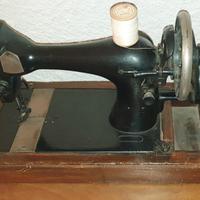 Macchina da cucire antica
