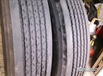 Coppia pneumatici usati 385 65 22.5 Bridgestone