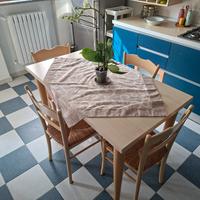 Tavolo rettangolare e sedie