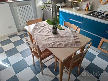 Tavolo rettangolare e sedie