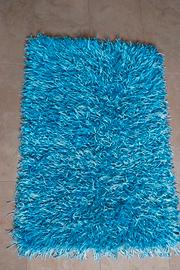 Tappeto a frange lunghe color azzurro effetto luci