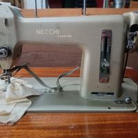 Macchina da cucire funzionante con mobiletto