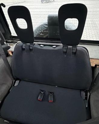 Sedile posteriore reclinabile