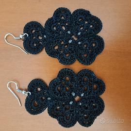 orecchini quadrifoglio nero lavorati all'uncinetto