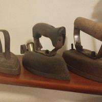 Ferri da stiro vintage  e sedia regista e sgabelli