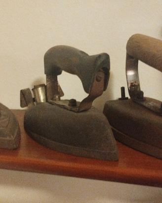 Ferri da stiro vintage  e sedia regista e sgabelli