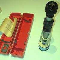 Originale Microscopio ottico vintage in metallo