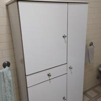 Mobiletto bianco per il bagno