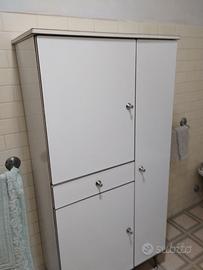 Mobiletto bianco per il bagno