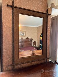 Specchi antico con cornice in bronzo