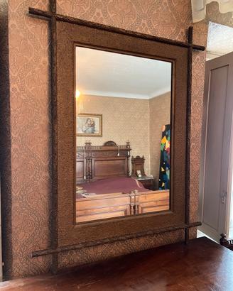 Specchi antico con cornice in bronzo