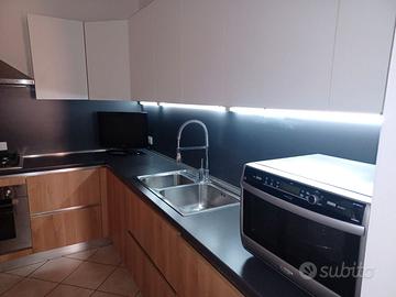 Cucina  ad angolo mt . 3,00 x 2,45