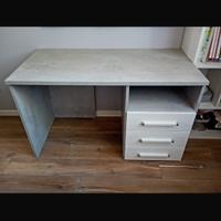 Scrivania e libreria