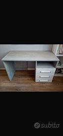 Scrivania e libreria