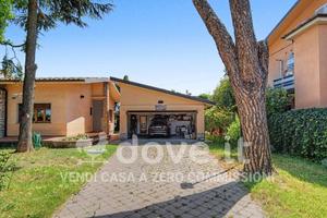 Villa di 309 m² con più di 5 locali e box auto a P