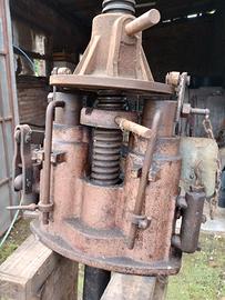 Torchio a pistoni per uva, usato ; più 2 torchi