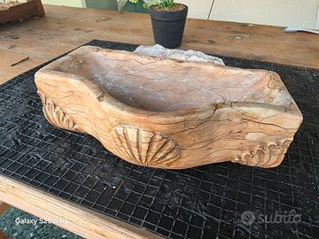 acquasantiera in marmo