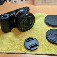 Sony Alpha a5000 Mirrorless + 16-50mm + Accessori