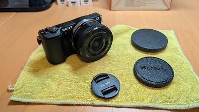 Sony Alpha a5000 Mirrorless + 16-50mm + Accessori