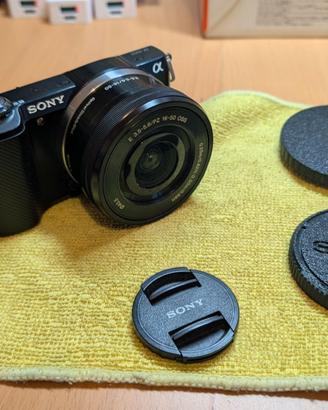 Sony Alpha a5000 Mirrorless + 16-50mm + Accessori
