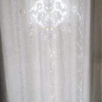 Tenda in lino ricamata a mano