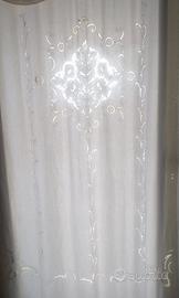 Tenda in lino ricamata a mano