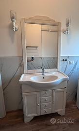 Mobile bagno con specchio e lavabo