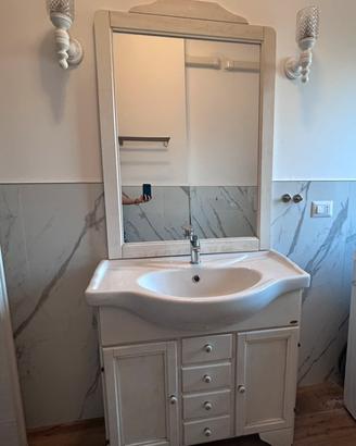 Mobile bagno con specchio e lavabo