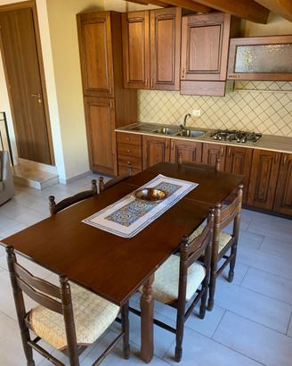 Tavolo da cucina rustico con 6 sedie