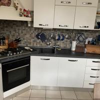 Cucina ad angolo con elettrodomestici