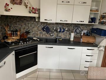 Cucina ad angolo con elettrodomestici