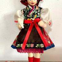 Bambolina in costume tradizionale, da collezione.