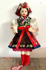 Bambolina in costume tradizionale, da collezione.