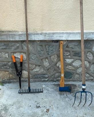 Lotto attrezzi giardino – ascia, forbice e altro