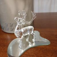 cervo di cristallo Swarovski sui piedistallo 