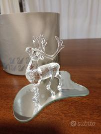 cervo di cristallo Swarovski sui piedistallo 