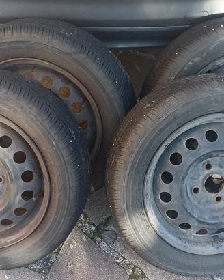 Pneumatici Estivi 155/65R14 75T con Cerchi Inclusi