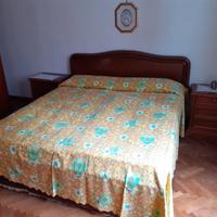 Letto matrimoniale con comodini e materasso