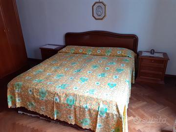 Letto matrimoniale con comodini e materasso