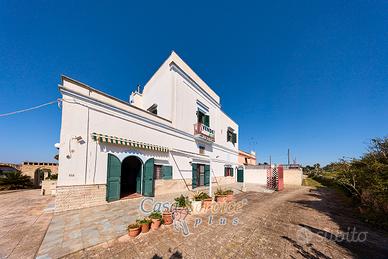 Casale di fine 800 con vista mare e ampio terreno
