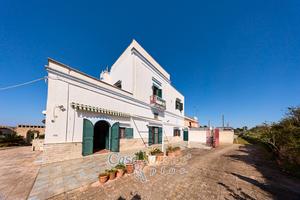 Casale di fine 800 con vista mare e ampio terreno