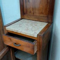 Coppia di comodini alti in legno e piano in marmo