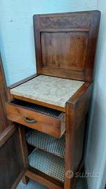 Coppia di comodini alti in legno e piano in marmo