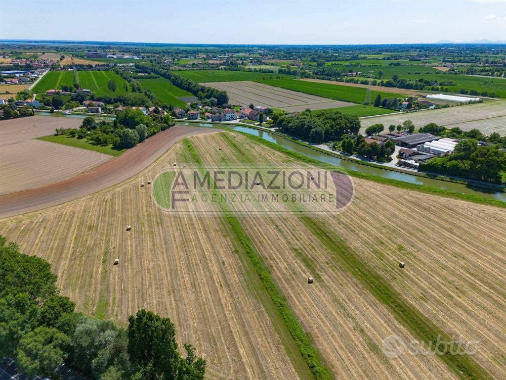 Rustico / Casale di 649 m² con più di 5 locali a V - Altro