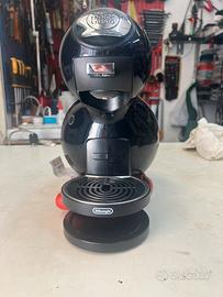 Macchinetta dolce gusto nera lucida.