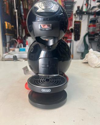 Macchinetta dolce gusto nera lucida.